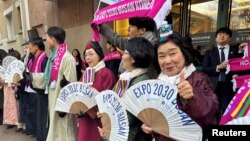 حامیان انتخاب شهر بوسان کره جنوبی به عنوان میزبان نمایشگاه جهانی «اکسپو ۲۰۳۰» در روز رای‌گیری در پاریس، فرانسه - ۲۸ نوامبر ۲۰۲۳ (۷ آذر ۱۴۰۲)