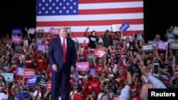 도널드 트럼프 미국 대통렬이 13일 네바다주 헨더슨에서 석 달 만에 실내 대선유세를 했다.
