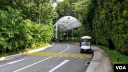 정상회담 개최지인 카펠라 호텔의 진입로에 아치형 구조물이 들어섰다.