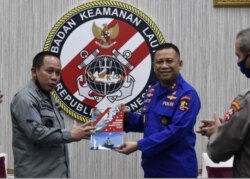 Kepala Badan Keamanan Laut (Bakamla) RI Laksdya TNI Aan Kurnia, S.Sos., M.M. menerima courtesy call Kakorpolairud Baharkam Polri Irjen Pol. Drs. Lotharia Latif, S.H., M.Hum., di Markas Besar Bakamla di Jakarta, 5 Juni 2020. (Bakamla RI/Indonesian Coast Guard).