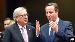 Pemimpin Komisi Eropa Jean-Claude Juncker (kiri) berbicara dengan PM Inggris David Cameron di Brussels, Belgia Kamis (18/2).