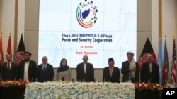 Afghan President Ashraf Ghani (tengah) dan para anggota delegasi berdiri
saat diperdengarkan lagu kebangsaan dalam Konferensi Perdamaian untuk Kabul II di Istana Presiden, Kabul, 28 Februari 2018. (Foto: dok). 