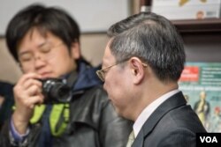 王郁琦走进新闻发布会现场（美国之音记者方正拍摄）