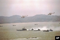 资料照片:官方新华社公布显示中国军队1996年3月18日到25日期间进行海陆空协同作战登陆演习的照片。(1996年3月25日)