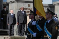 Menteri Pertahanan Ukraina Andriy Taran, kiri, dan Menteri Pertahanan AS Lloyd Austin meninjau penjaga kehormatan selama upacara penyambutan menjelang pertemuan mereka di Kyiv, Ukraina, 19 Oktober 2021. (Foto: AP)