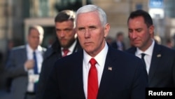 美国副总统彭斯在德国举行的慕尼黑安全会议期间走出酒店。（2019年2月16日）