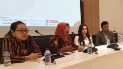 Kiri ke kanan: Ratna Batara Munti (JKP3), Khariroh Ali (Komnas Perempuan), Natasya Kusumawardani (YABL), dan Diovio Alfath (Sandya Institute), dalam konferensi pers usai diskusi mengenai RUU P-KS di Jakarta (21/11/2019). (VOA/Rio Tuasikal)