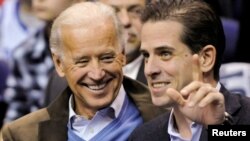 جو بایدن، معاون رئیس جمهوری آمریکا، و پسرش هانتر بایدن در حال تماشای مسابقات بسکتبال بین دانشگاه جرج تاون و دانشگاه دوک، در واشنگتن. آرشیو ۳۰ ژانویه ۲۰۱۰