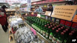 지난 2010년 3월 한국 경기도 파주 통일전망대에서 북한산 술 등 특산품이 팔리고 있다.