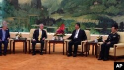 Le secrétaire américain à la Défense, Jim Mattis, deuxième à partir de la gauche, s'entretient avec le président chinois Xi Jinping lors de leur rencontre au Grand Palais du Peuple à Beijing, 27 juin 2018.