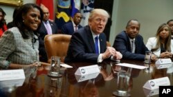 在非洲裔美国历史月期间，时任总统政治助理与公共联络办公室通讯交流主任的奥玛罗萨·马尼戈陪同川普总统在白宫参加非洲裔美国人历史月活动。（2017年2月1日）