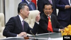 លោករដ្ឋមន្ត្រីការបរទេសចិន Wang Yi និងលោកនាយករដ្ឋមន្ត្រី ហ៊ុន សែន នៅឯវិមានសន្ដិភាព ក្នុងរាជធានីភ្នំពេញ កាលពីថ្ងៃទី១២ ខែតុលា ឆ្នាំ២០២០។ (អូន ឆេងប៉រ/វីអូអេ)