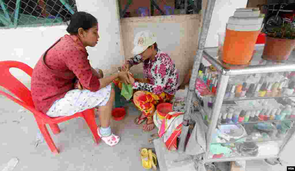 ស្រ្តីជនជាតិ​វៀតណាម (មិន​មែន​មាន​ន័យ​ថា​​ខុស​ច្បាប់​ទេ) ​ប្រកបរបរ​រកស៊ី​កាត់​ក្រចកដៃ​នៅ​សង្កាត់​ព្រែកប្រា ខណ្ឌ​ច្បារអំពៅ ​រាជធានី​ភ្នំពេញ នៅ​ថ្ងៃសុក្រ ទី​១៩ ខែ​សីហា ឆ្នាំ​២០១៦។​(ឡេង​ ឡែន/VOA)