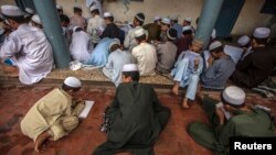 Murid-murid Pakistan sedang mengikuti pelajaran di Darul Uloom Haqqania, sebuah pesantren dan alma mater beberapa pemimpin Taliban di Akora Khattak di Provinsi Khyber Pakhtunkhwa. 