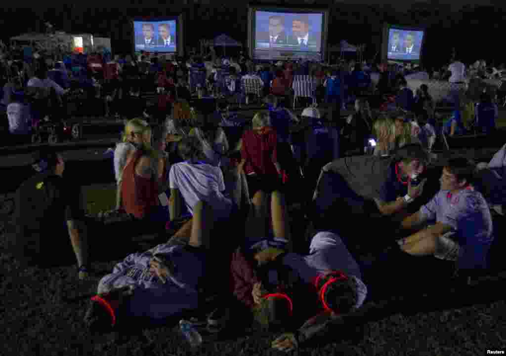 The crowd watch Republican presidential nominee Mitt Romney and U.S. President Barack Obama meet in the final U.S. presidential debate in Boca Raton, Florida, October 22, 2012.