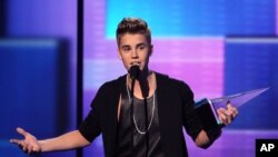 Justin Bieber meraih gelar artis terbaik dalam ajang American Music Awards (AMA) ke 40 di Los Angeles, Minggu (18/11). 