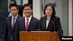 Presiden Taiwan Tsai Ing-wen berbicara di Bandara Internasional Taoyuan sekembalinya dari perjalanan ke AS dan Amerika Tengah, di Taoyuan, Taiwan, 7 April 2023. (Foto: REUTERS/Carlos Garcia Rawlins)