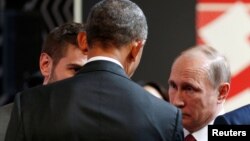 Presiden AS Barack Obama berbicara dengan Presiden Rusia Vladimir Putin di sela-sela KTT APEC di Lima, Peru hari Minggu (20/11).