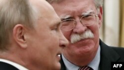 Vladimir Putin i John Bolton, u Kremlju, Moskva, 23. oktobar 2018.