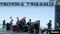 Tourists queue to leave Tunisia at the Enfidha international airport, June 27, 2015. 