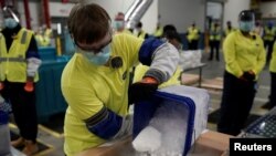 Kotak berisi vaksin Pfizer-BioNTech COVID-19 disiapkan untuk dikirim di pabrik manufaktur Pfizer Global Supply Kalamazoo di Portage, Michigan, AS, 13 Desember 2020. (Foto: Morry Gash via REUTERS)
