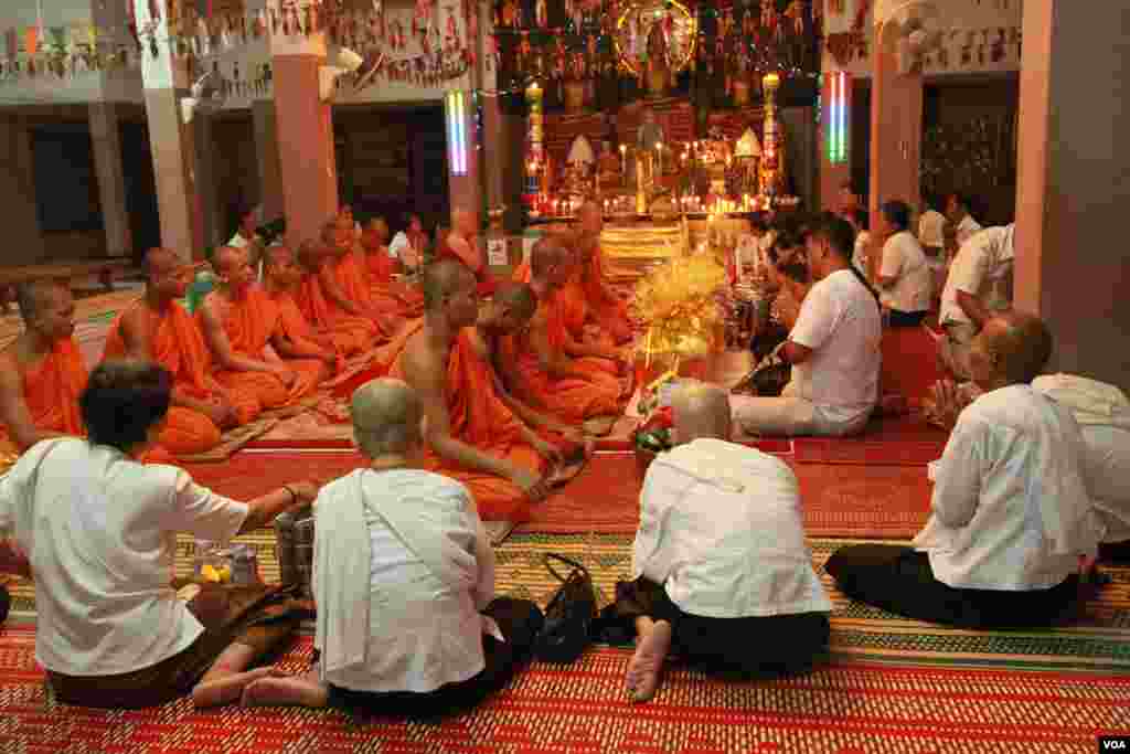 យាយជី តាជី និងព្រះសង្ឃ សូត្រធម៌នៅព្រឹកព្រលឹមនាថ្ងៃដាក់បិណ្ឌទីមួយ នៅវត្តកោះ រាជធានីភ្នំពេញ។ (ឡេង ឡែន/VOA)