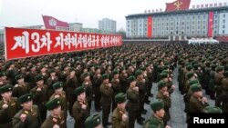 지난해 2월 평양에서 북한군 병사들이 3차 핵실험 성공을 축하하는 집회에 참석했다. (자료사진)