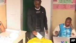 Un homme dans un bureau de vote en RDC