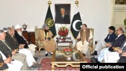 PM Pakistan Nawaz Sharif mengundang perwakilan pemerintah Pakistan dan Taliban untuk menghidupkan kembali pembicaraan untuk mengakhiri pemberontakan di negara itu di rumah kediamannya di Islamabad (6/3). Menteri Dalam Negeri Pakistan, Ch. Nisar terlihat hadir dalam pertemuan tersebut.