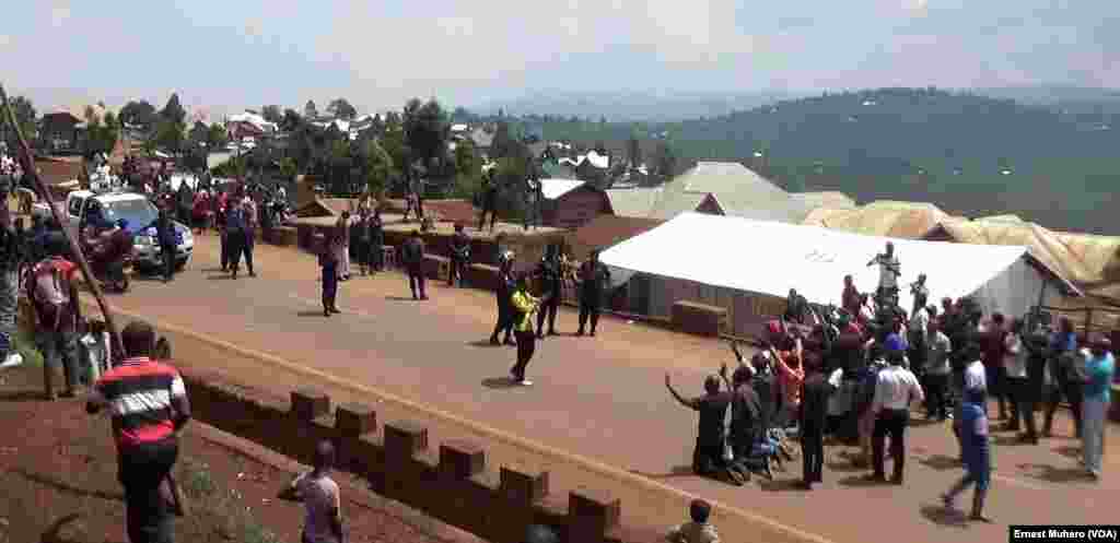 Les manifestants ont fait face à la repression de la police à Chai, dans la commune d'Ibanda, le 21 janvier 2018. (VOA/Ernest Muhero)