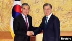 中国外长王毅和韩国总统文在寅在首尔总统官邸青瓦台举行会晤。（2019年12月5日）