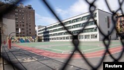 Halaman sekolah Anderson School PS 334 tampak lengang di tengah pandemi virus corona (Covid-19) di Manhattan, New York, AS, 12 April 2020. (Foto: Reuters)