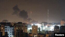 Asap hitam mengepul di Kota Gaza, saat berlangsungnya serangan udara Israel, 2 Februari 2023. (REUTERS/Mohammed Salem)