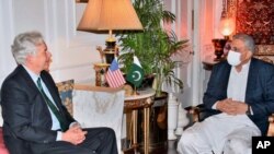 ویلیم برنز، رییس ادارهٔ استخبارات امریکا (چپ) و قمر جاوید باجوه، لوی درستیز پاکستان (راست) 