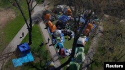 นักศึกษากางเตนท์ปักหลักประท้วงเพื่อสนับสนุนชาวปาเลสไตน์ในสงครามกาซ่า ที่มหาวิทยาลัยฮาร์วาร์ด เมืองเคมบริดจ์ รัฐแมสซาชูเซตส์ เมื่อวันที่ 25 เม.ย. 2024