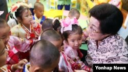 3박 4일 일정으로 북한을 방문한 이희호 여사가 6일 평양의 육아원(고아원)을 방문해 어린이들을 안아주고 있다.