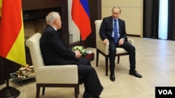 რუსეთის პრეზიდენტი პუტინი და ლეონიდ თიბილოვი კრემლში