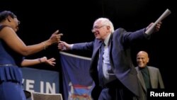 Kandidat calon presiden AS dari Partai Demokrat Bernie Sanders akan memeluk mantan senator Ohio Nina Carter. 