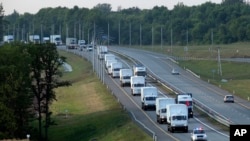 Moskvaning bildirishicha, salkam 300 yuk mashinasiga ortilgan insonparvarlik madadi hozir yo’lda. Yuzlab tonna yordam Ukrainaning rusiyzabon fuqarolariga atalgani aytilmoqda.