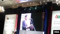 Presiden Joko Widodo berpidato dalam Business Summit Konferensi Asia Afrika di Jakarta (21/4). (VOA/Iris Gera)