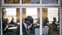 Les élèves de 7e année de l'école secondaire Sitoromo de Sterkspruit, sont assis dans leur classe le 6 juillet 2020.