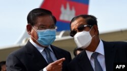 រូបឯកសារ៖ ​លោក​នាយករដ្ឋមន្ត្រី ហ៊ុន សែន (ស្ដាំ) និង​រដ្ឋមន្ត្រី​ក្រសួង​មហាផ្ទៃ​លោក ស ខេង ជជែក​គ្នា ក្នុង​អំឡុងពេលជូន​ដំណើរ​​ព្រះមហាក្សត្រ​ព្រះអង្គ សីហមុនី យាង​ចេញ​ដំណើរ​ទៅ​កាន់ប្រទេស​ចិន​ដើម្បី​ពិនិត្យ​សុខភាព អាកាសយានដ្ឋាន​ភ្នំពេញ ថ្ងៃទី៦ ខែតុលា ឆ្នាំ២០២០។