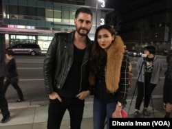 Cheverly Amalia bersama John David Moffatt, sutradara film "Blackout Experiment" (VOA/Dhania)