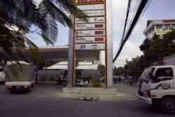 ពលរដ្ឋ ចូល​ចាក់សាំង​នៅ​ស្ថានីយ​ប្រេងឥន្ធនៈ​សូគីម៉ិច (Sokimex) ក្នុង​រាជធានី​ភ្នំពេញ នៅ​ថ្ងៃទី១៩ ខែតុលា ឆ្នាំ២០២១។ (លាស់ លីបលីប/វីអូអេ)