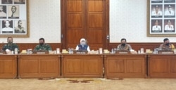 Gubernur Jawa Timur bersama Panglima Komando Gabungan Wilayah Pertahanan II, Kabaharkam Polri, serta Pangdam dan Kapolda Jawa Timur, memberikan keterangan pers di Grahadi. (Foto: VOA/Petrus Riski)