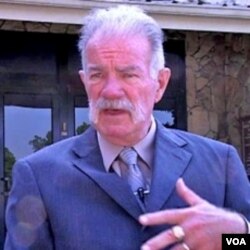 Pendeta Terry Jones membatalkan rencana membakar Al-Quran di Florida.