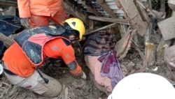 Tim SAR gabungan saat melakukan pencarian korban di salah satu bangunan rumah yang rusak akibat banjir bandang di Masamba, Luwu Utara, Sulawesi Selatan, Rabu, 15 Juli 2020. (Foto: Basarnas Makassar)