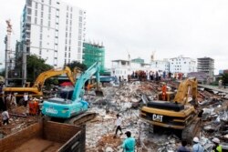 រូប​ឯកសារ៖ អ្នក​ជួយ​សង្គ្រោះ​កាយ​គំនរ​បំណែក​ពី​អគារ​ដែល​បាន​បាក់​នៅ​ខេត្ត​ព្រះសីហនុ កាល​ពី​ថ្ងៃ​អាទិត្យ​ទី​២៣ ខែ​មិថុនា ឆ្នាំ ២០១៩។