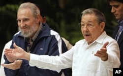 FILE - Cuba's President Raul Castro (r) next to his brother and former President Fidel Castro during the closing ceremony of the Cuban Communist Congress in Havana, April 19, 2011
