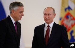 Duta Besar AS, Jon Huntsman (kiri) bersama Presiden Rusia Vladimir Putin di Kremlin, Moskow, Rusia, 3 Oktober 2017. (Foto: dok).